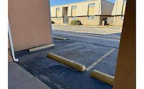 Castle Inn & Suites By Oyo Lawton